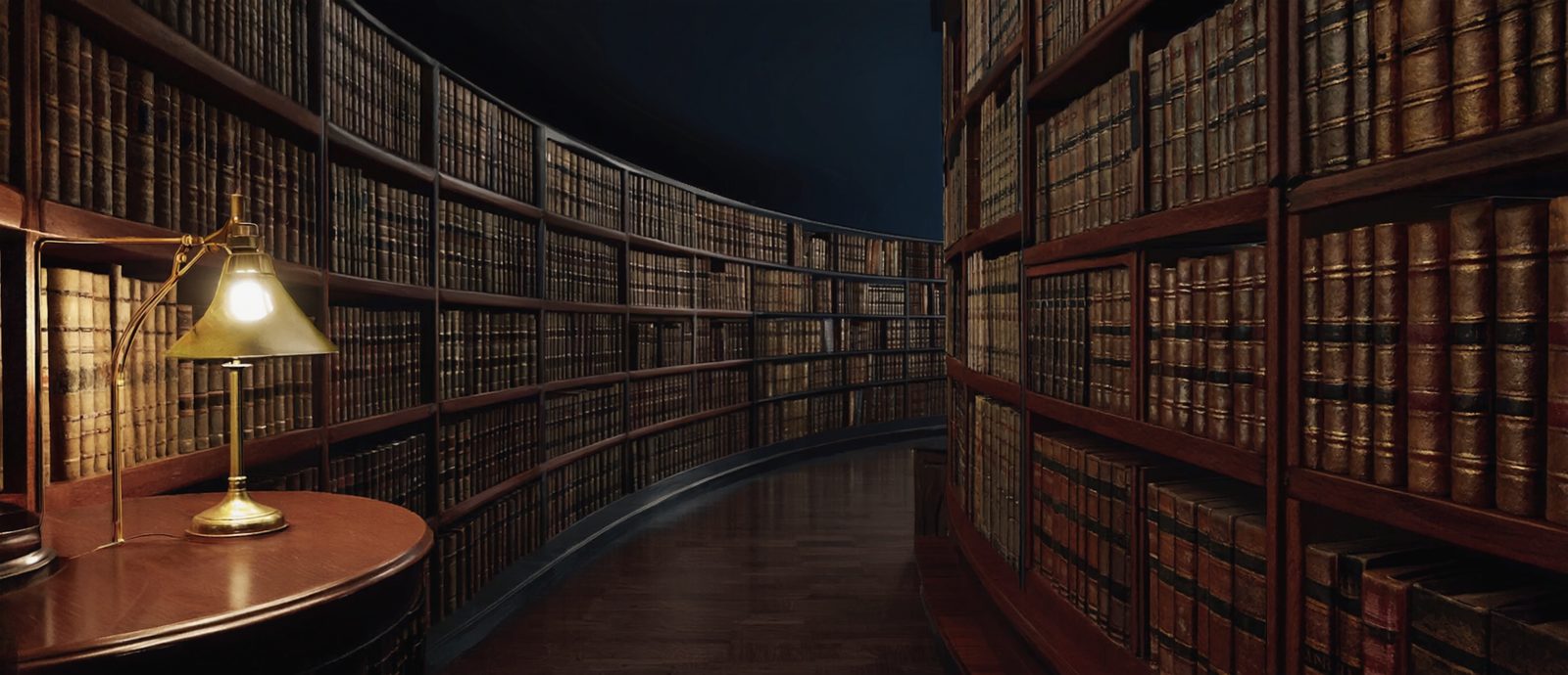Una biblioteca redonda de noche, iluminada por una sola lámpara de lectura de latón.